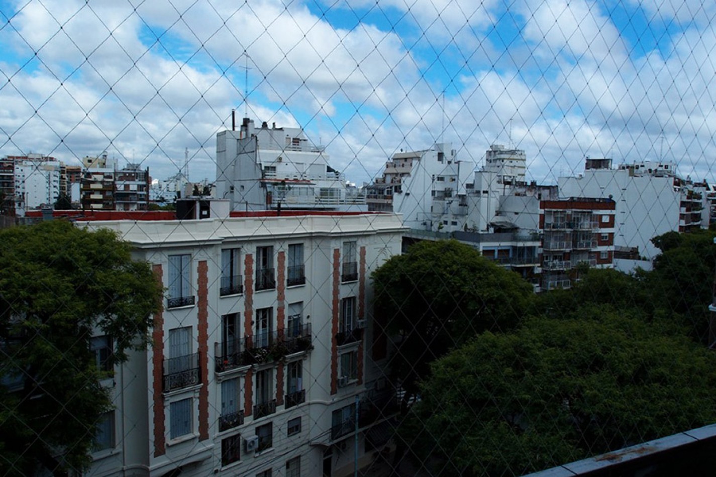 Excelente 4 ambientes con balcon aterrazado en Parque Centenario - Espacio guardacoche