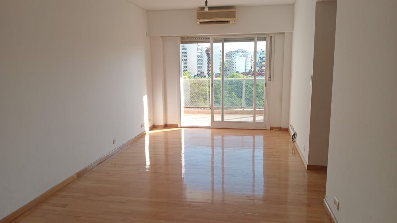 Nuevo precio! Excelente 4 ambientes con balcon aterrazado en Parque Centenario - Espacio guardacoche
