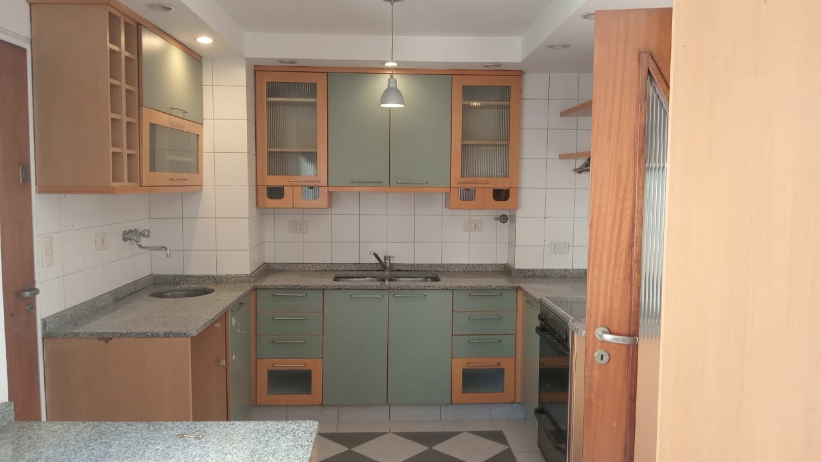 Nuevo precio! Excelente 4 ambientes con balcon aterrazado en Parque Centenario - Espacio guardacoche