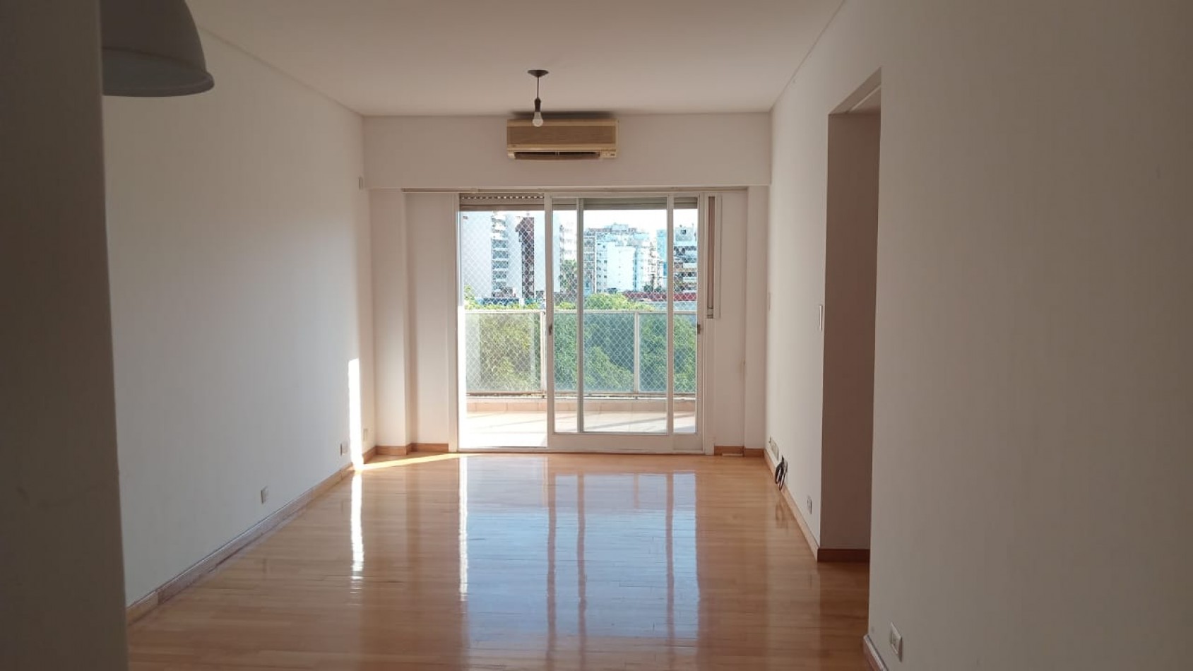 Nuevo precio! Excelente 4 ambientes con balcon aterrazado en Parque Centenario - Espacio guardacoche