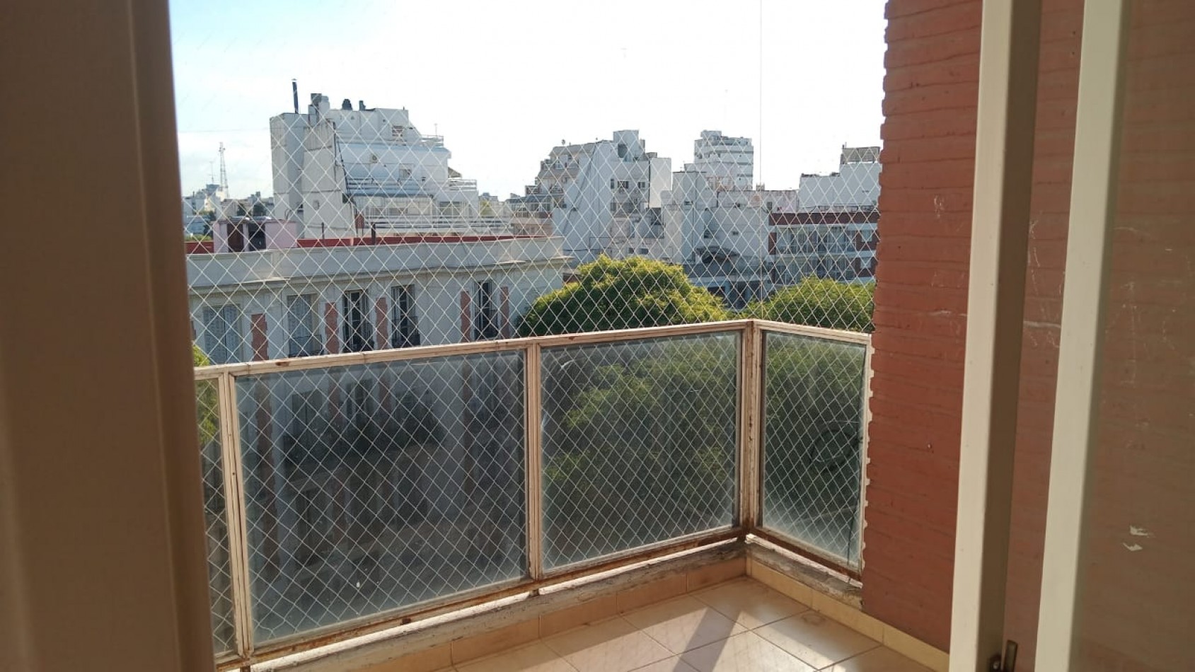 Nuevo precio! Excelente 4 ambientes con balcon aterrazado en Parque Centenario - Espacio guardacoche