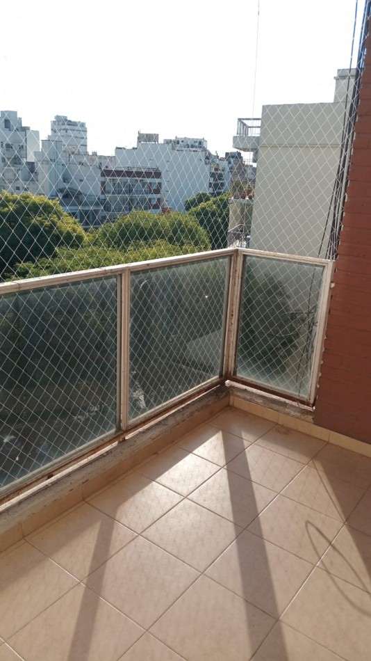 Nuevo precio! Excelente 4 ambientes con balcon aterrazado en Parque Centenario - Espacio guardacoche
