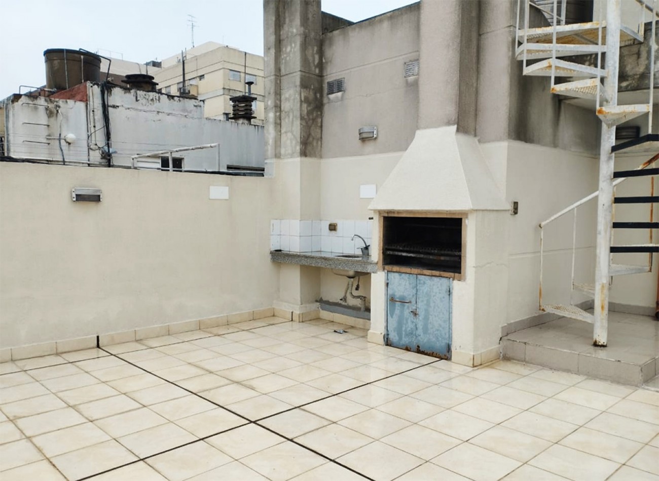 EXCELENTE Semipiso 2 amb con balcon aterrazado y toilette. Super luminoso! 59 m2 V. OLAGUER al 2700