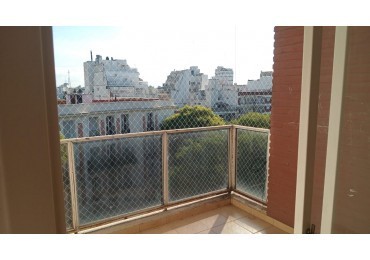 Nuevo precio! Excelente 4 ambientes con balcon aterrazado en Parque Centenario - Espacio guardacoche